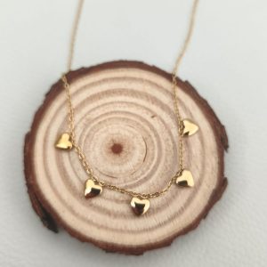 COLLAR CON CHARMS CORAZONES DORADO