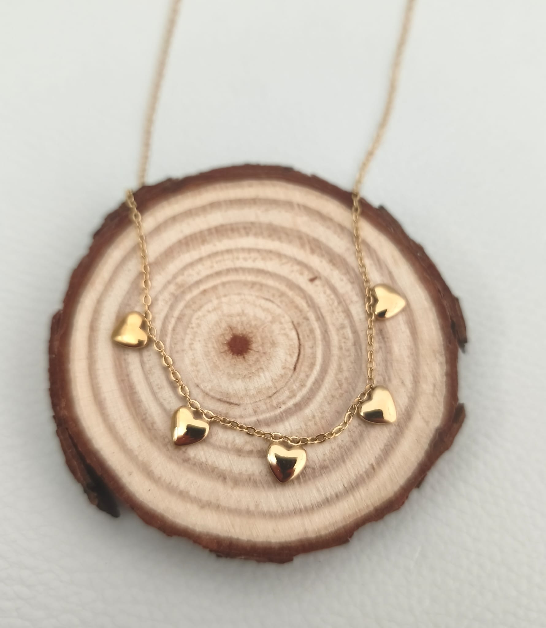COLLAR CON CHARMS CORAZONES DORADO