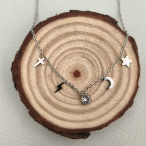 COLLAR PLATEADO CON CHARMS (ESTRELLA-LUNA-RAYO-CRUZ)