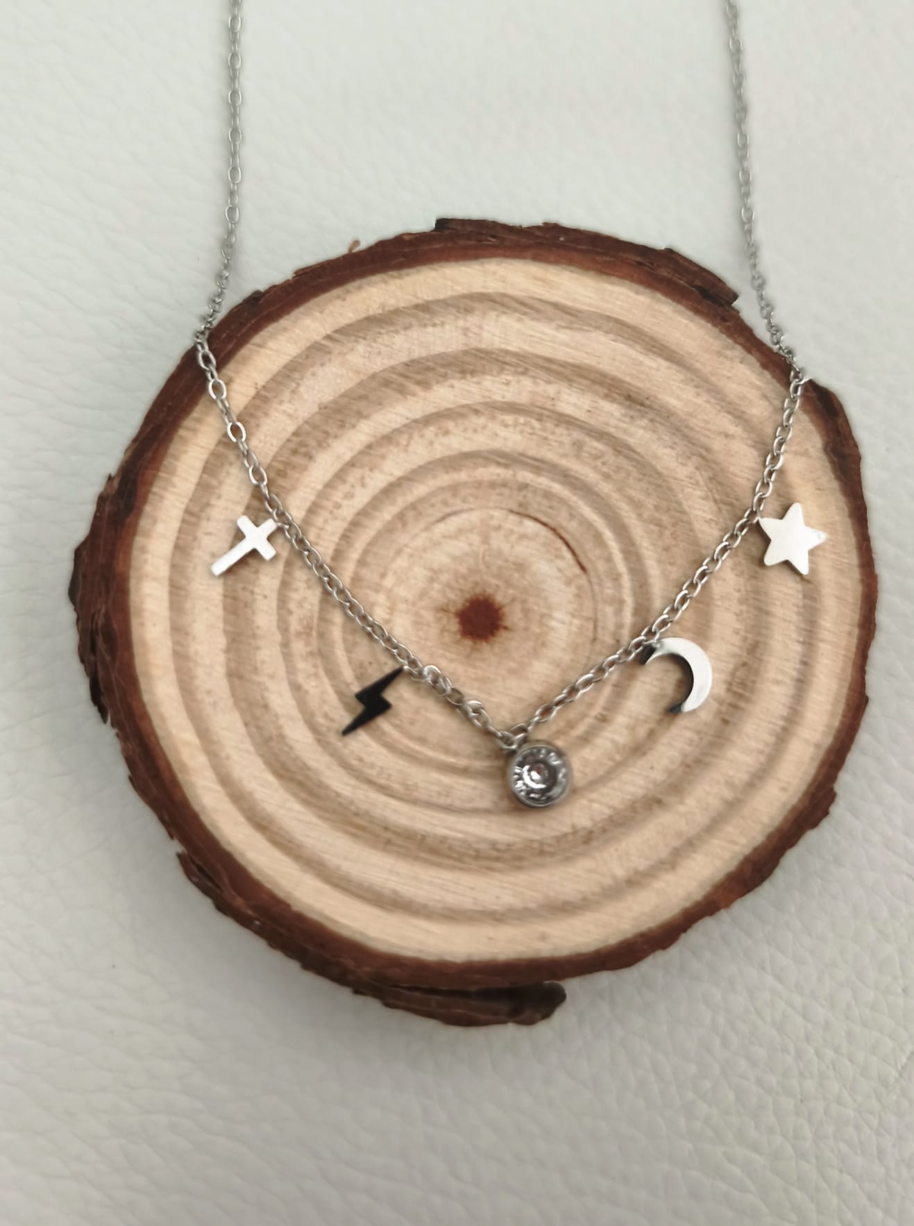 COLLAR PLATEADO CON CHARMS (ESTRELLA-LUNA-RAYO-CRUZ)