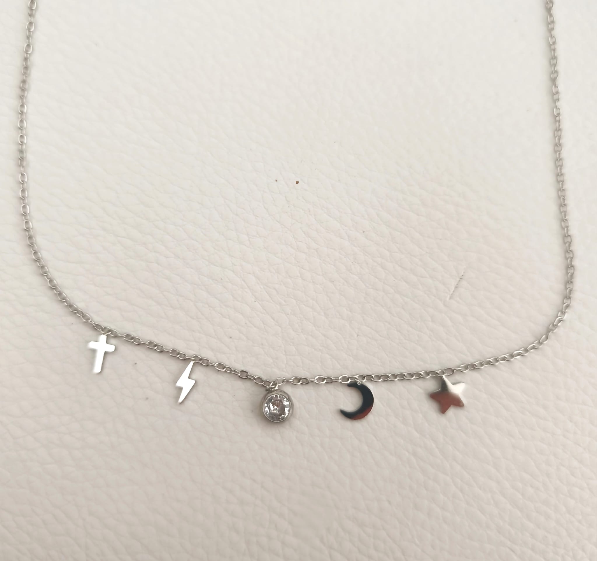 COLLAR PLATEADO CON CHARMS (ESTRELLA-LUNA-RAYO-CRUZ) - Imagen 2