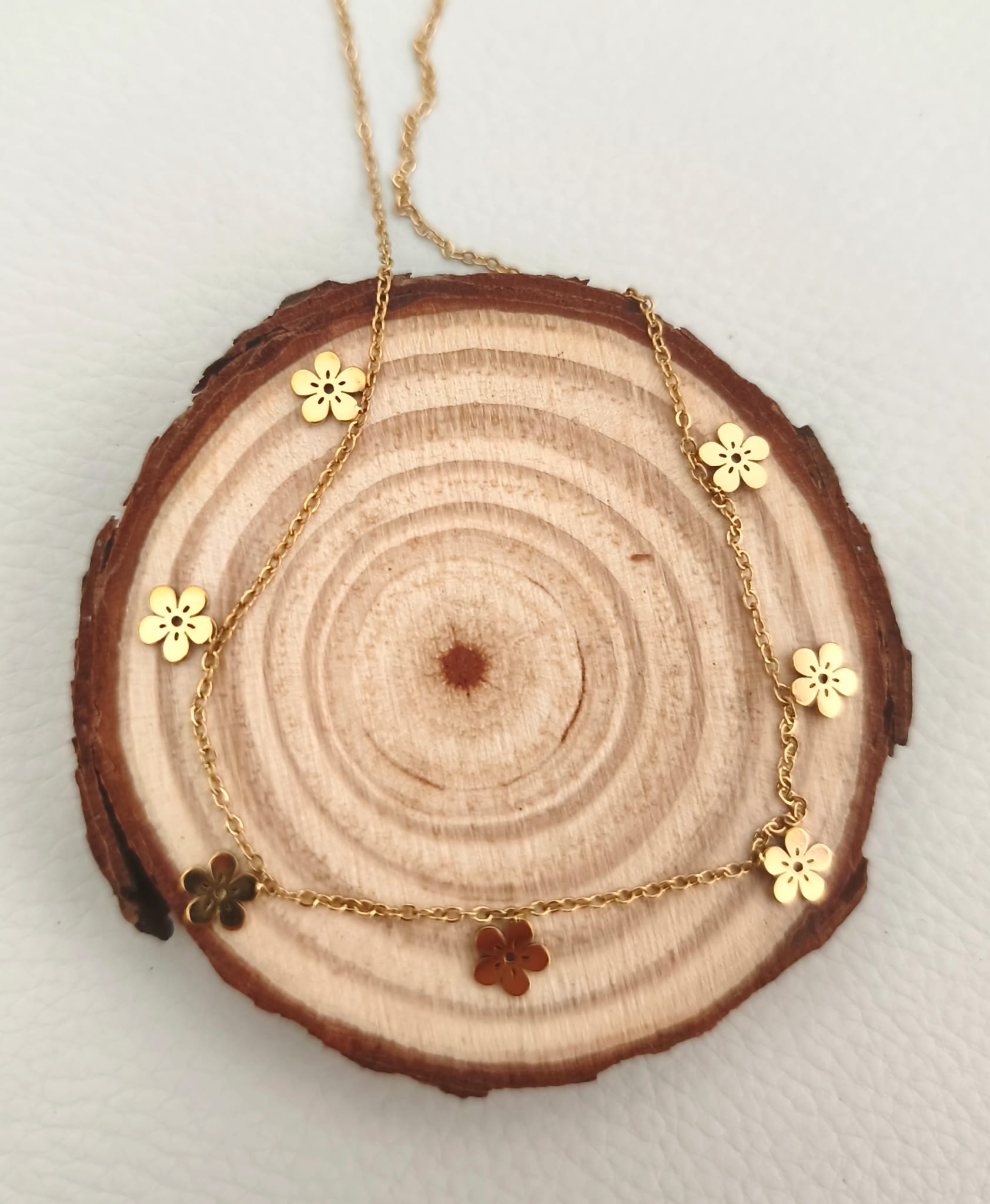 COLLAR CON CHARMS FLORES DORADO